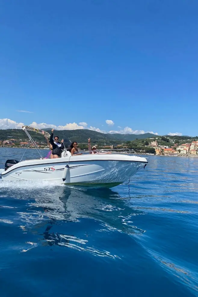 Noleggio barche escursioni Santo Stefano al Mare con o senza skipper in Liguria con tutte le comodità Una barca per Tutti UBXT